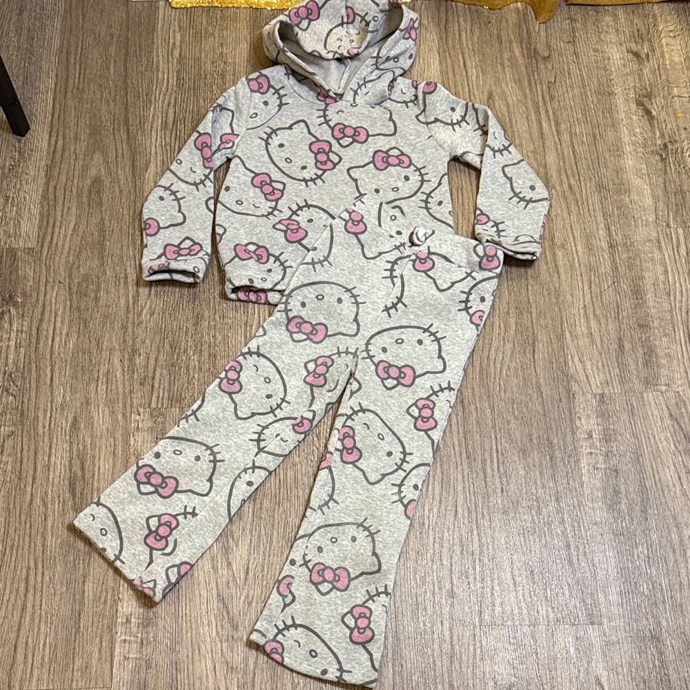 Hello Kitty Girl’s Fleece sweatshirt and pants Set in Light Gray and Pink